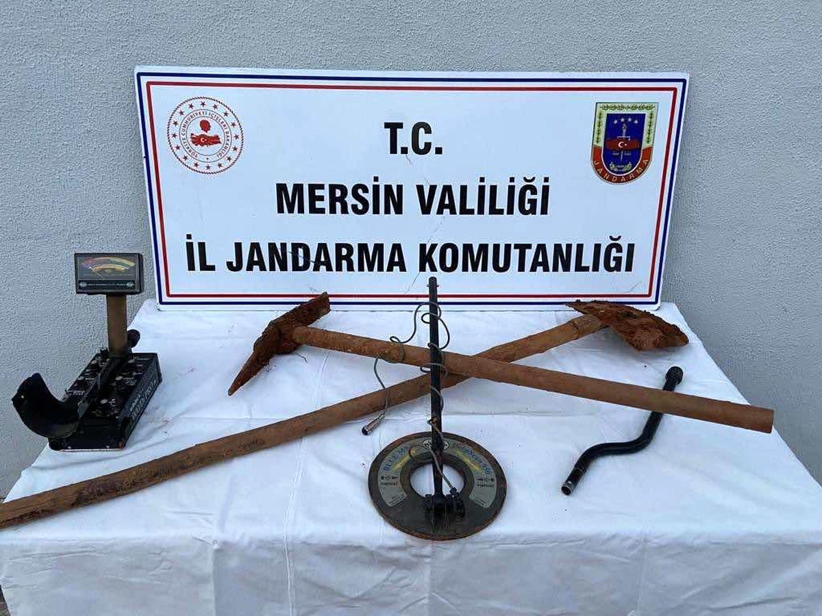 Mersin\'de izinsiz kazı yapan 3 şüpheli suçüstü yakalandı