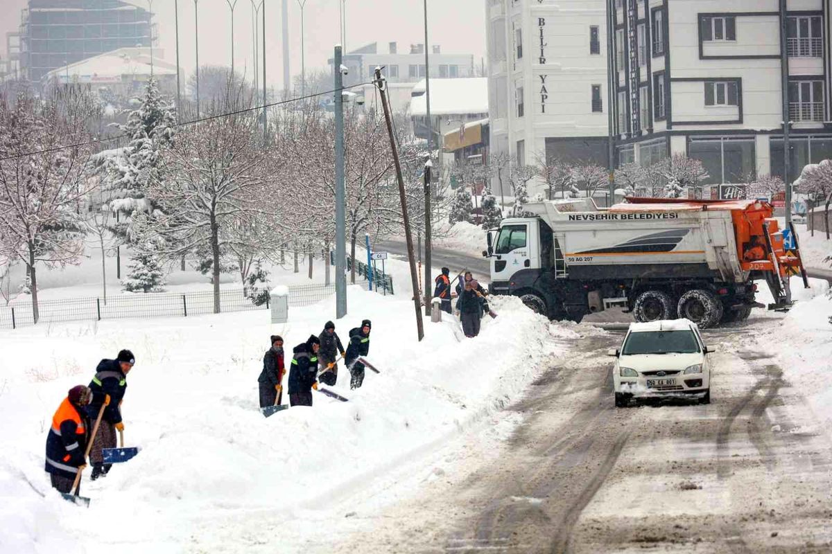 Nevşehir Belediyesi aralıksız karla mücadele ediyor