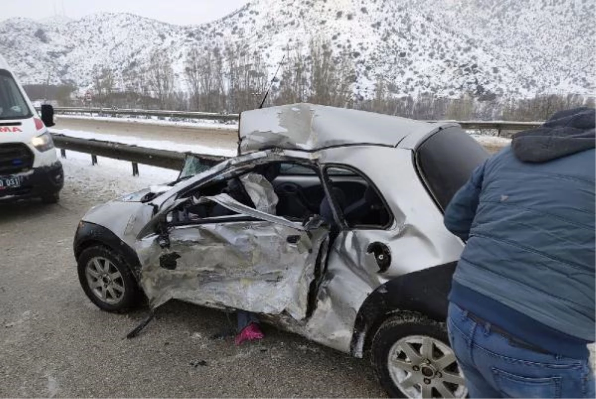 Otobüs ile çarpışan otomobilin sürücüsü öldü, kızı yaralandı