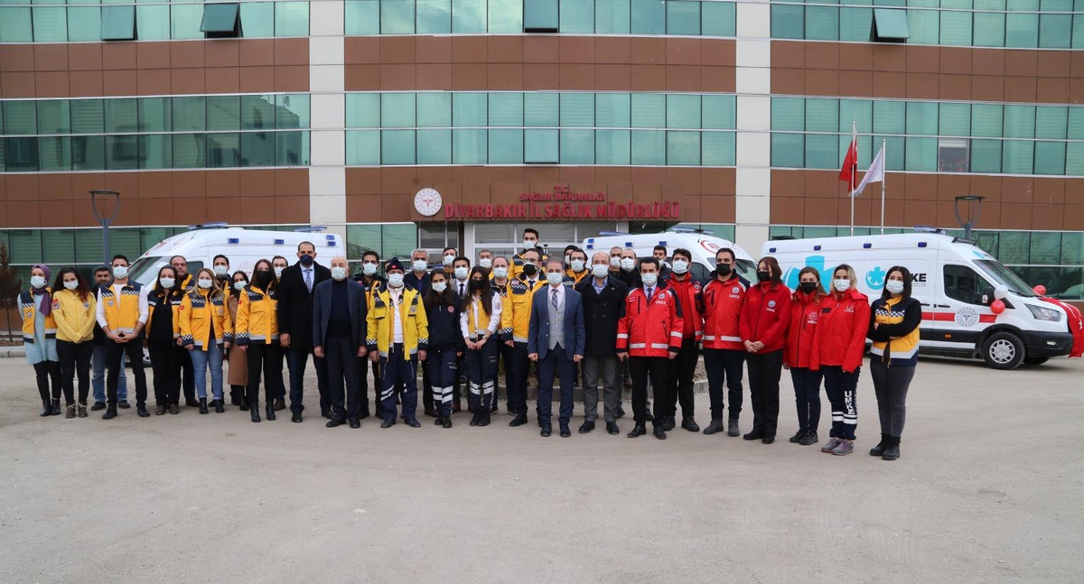 Sağlık Bakanlığınca Diyarbakır\'a gönderilen ambulans ve UMKE araçları hizmete alındı
