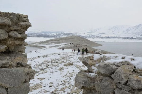 Su çekilince, 2 bin 800 yıllık kaleye 30 yıl sonra yürüyerek gidebildiler