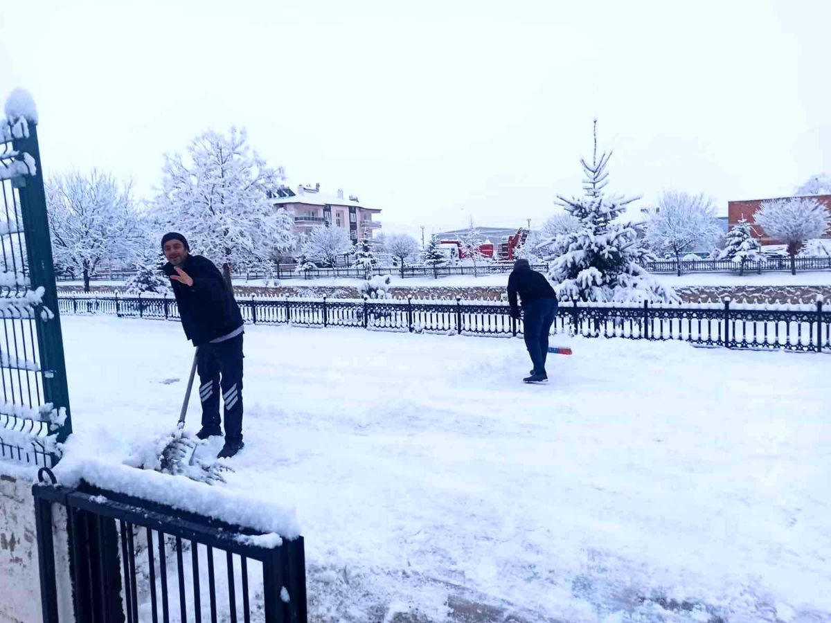 Şuhut\'ta kar kalınlığı 10 santimetreyi buldu