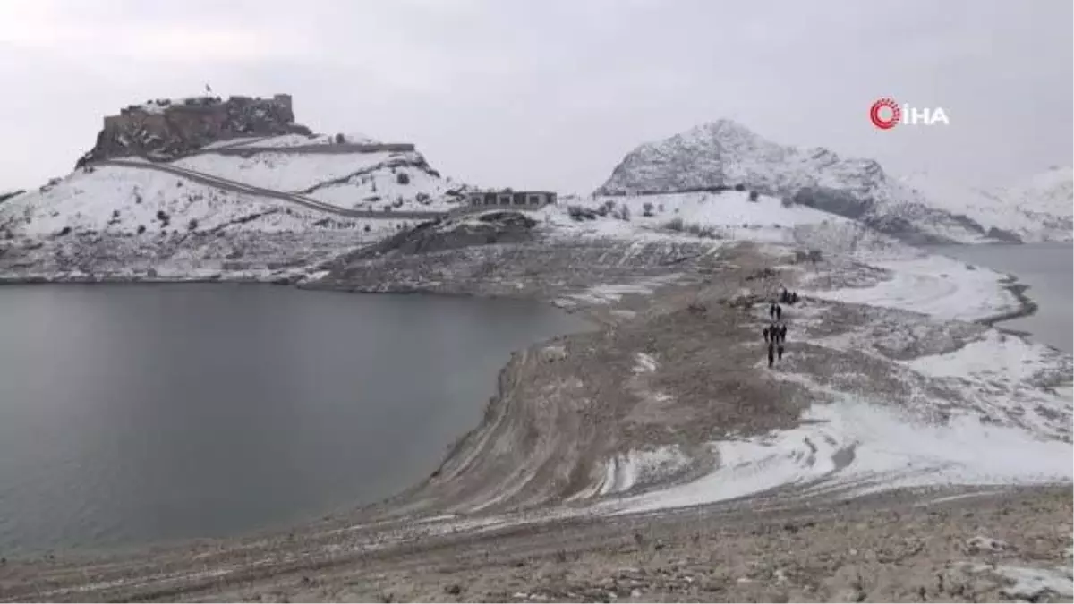 Sular çekilince tarihi kaleye 30 yıl sonra ilk kez yürüyerek gidildi