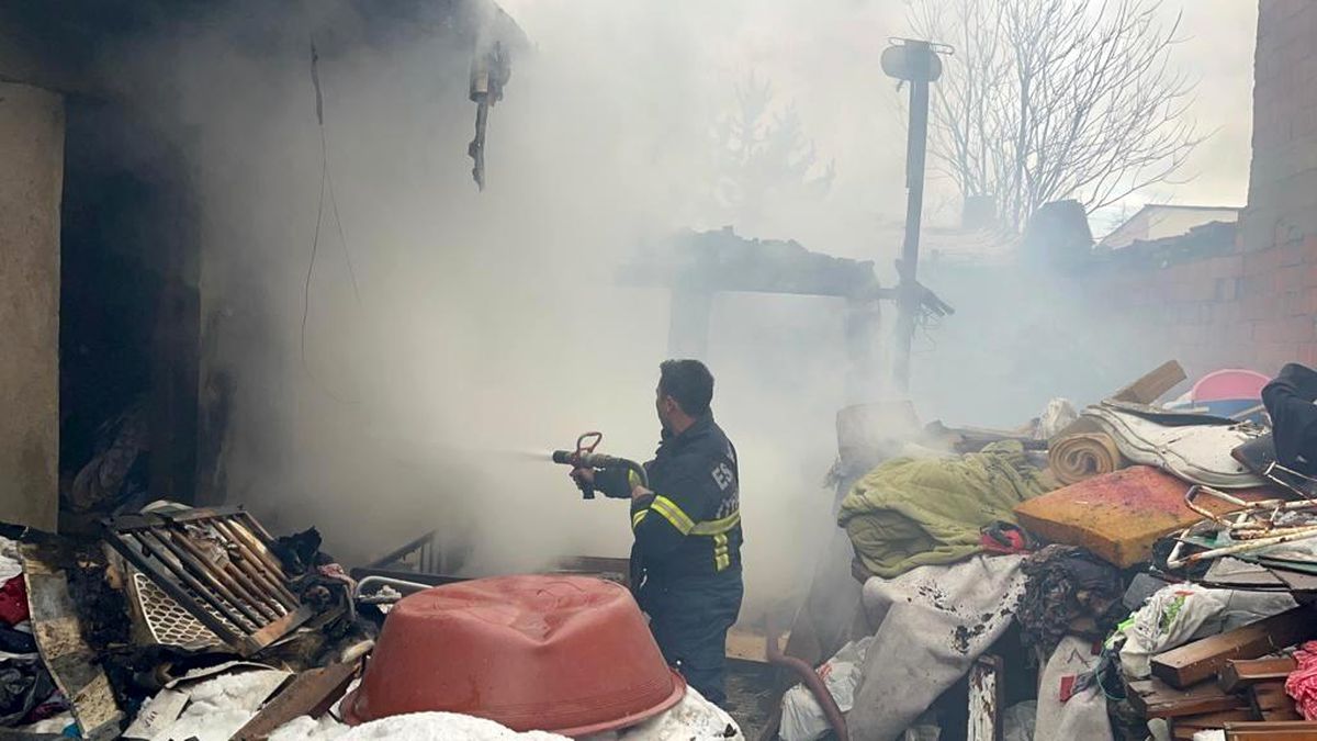 Son dakika... Tek katlı evde çıkan yangın maddi zararla atlatıldı
