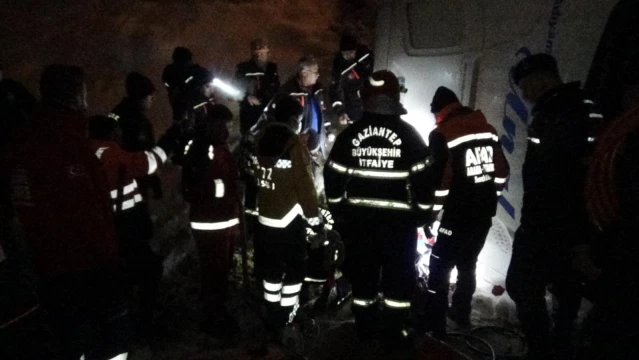 Tırla çarpışan yolcu otobüsü şarampole devrildi: 3'ü ağır 28 yaralı