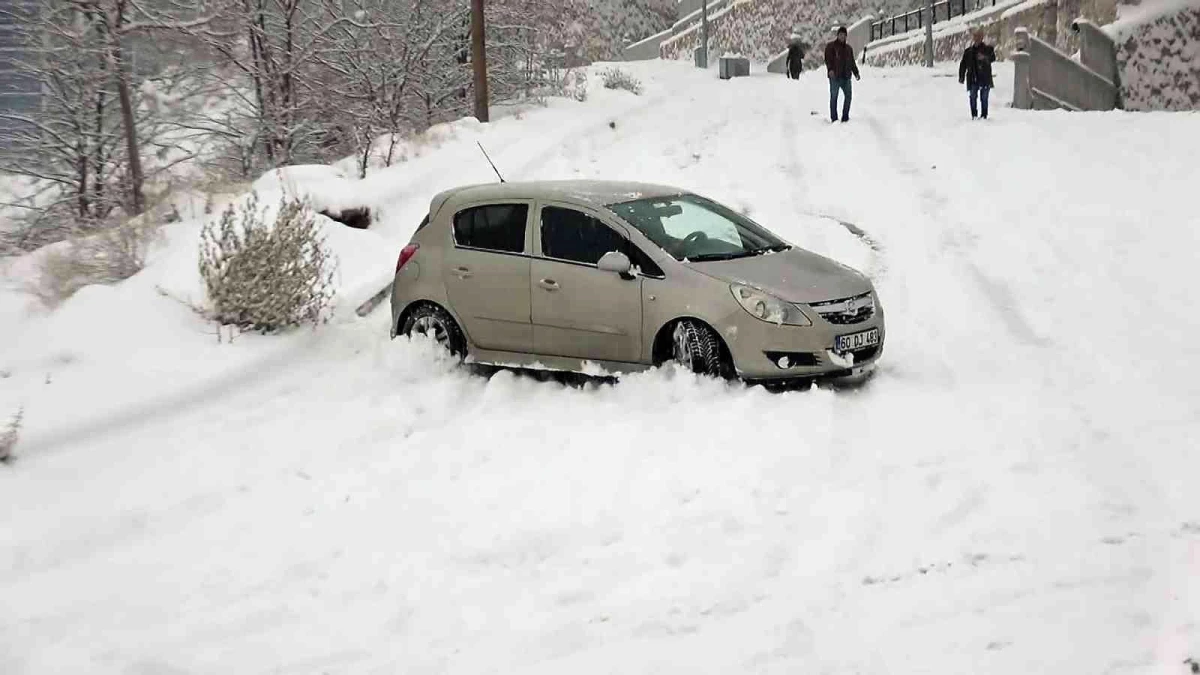 Tokat\'ta kaygan yollar sürücüleri zor anlar yaşadı