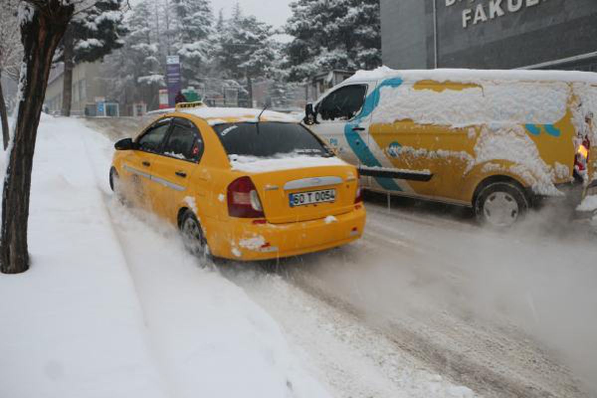 Tokat'ta yoğun kar yağışı; sürücüler zor anlar yaşadı