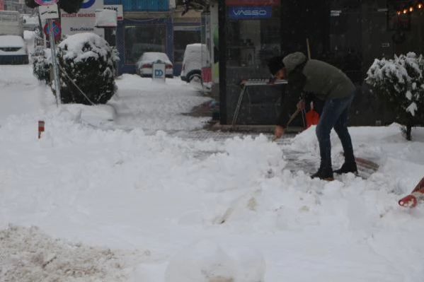 Tokat'ta yoğun kar yağışı; sürücüler zor anlar yaşadı