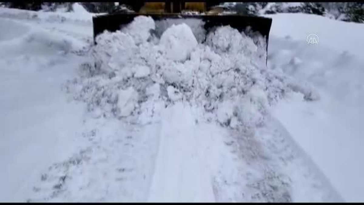 Traktörde çıkan yangın iş makinesiyle üzerine kar dökülerek söndürüldü