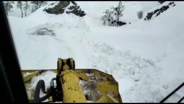 Traktörde çıkan yangın iş makinesiyle üzerine kar dökülerek söndürüldü