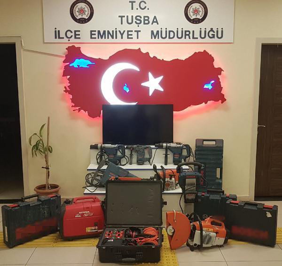Van\'da, derneğe ait 200 bin TL değerinde malzemeyi çalan 7 şüpheli yakalandı
