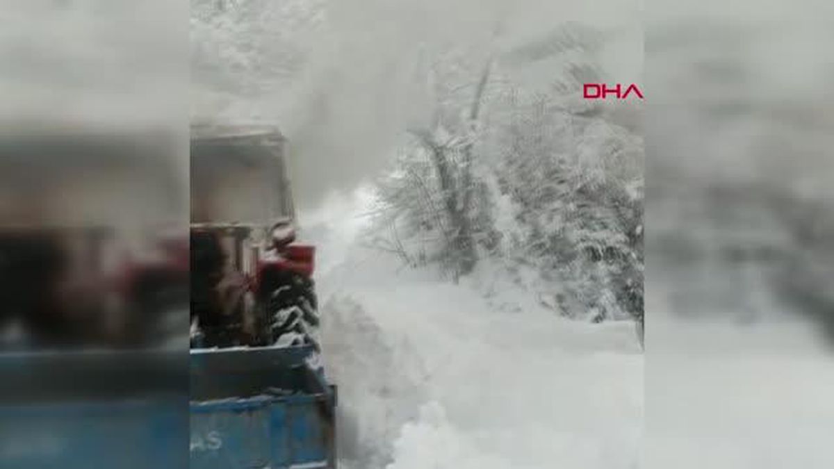 YANAN TRAKTÖRÜ ÜZERİNE KAR DÖKEREK SÖNDÜRDÜLER