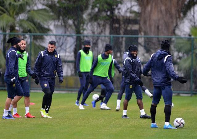 Yeni Malatyaspor'da yağmur altında neşeli antrenman
