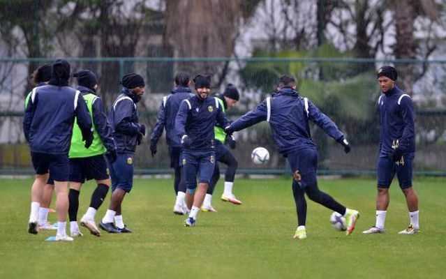 Yeni Malatyaspor'da yağmur altında neşeli antrenman
