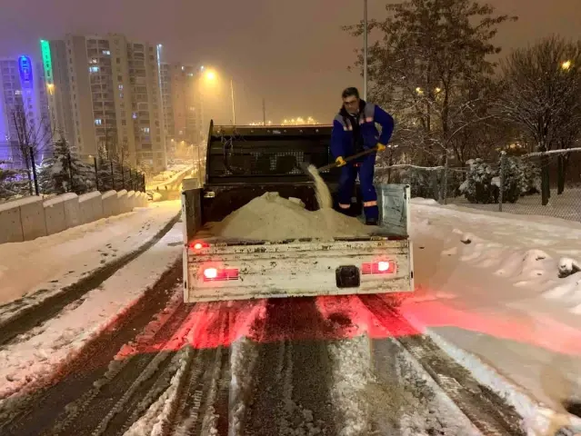 Yoğun kar yağışına rağmen Ankara'da haftanın ilk günü yollar trafiğe hazır