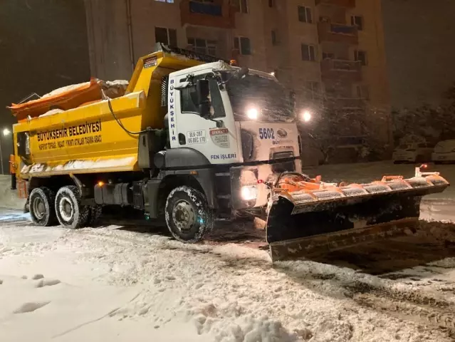 Yoğun kar yağışına rağmen Ankara'da haftanın ilk günü yollar trafiğe hazır