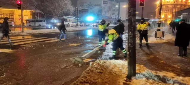 Yoğun kar yağışına rağmen Ankara'da haftanın ilk günü yollar trafiğe hazır