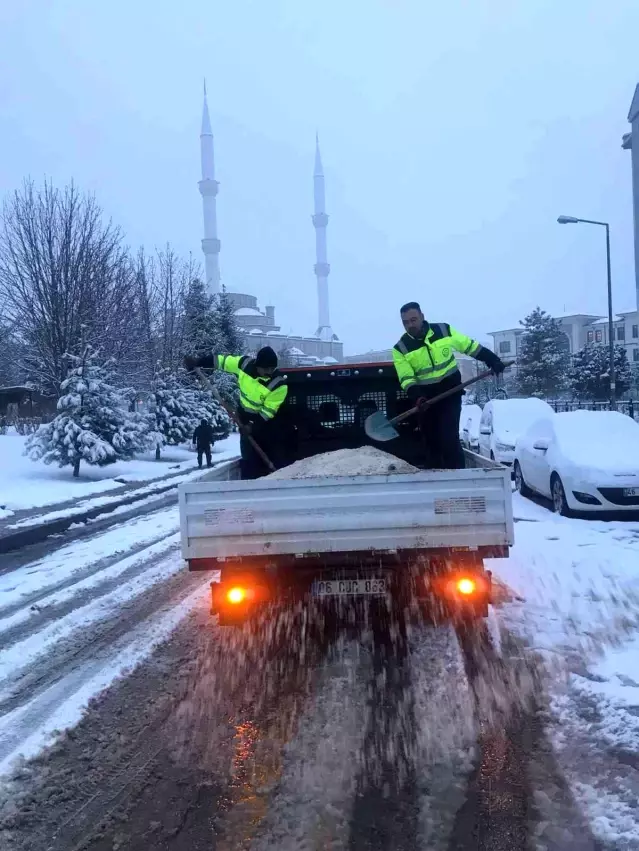 Yoğun kar yağışına rağmen Ankara'da haftanın ilk günü yollar trafiğe hazır