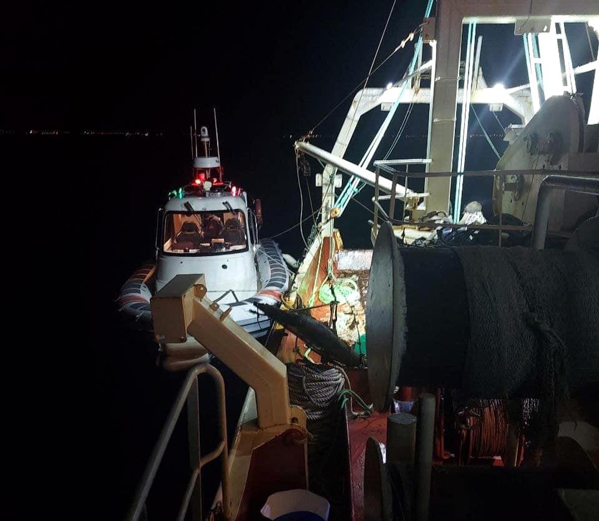 Ayvalık\'ta Sahil Güvenlik yasa dışı deniz avcılığına geçit vermiyor