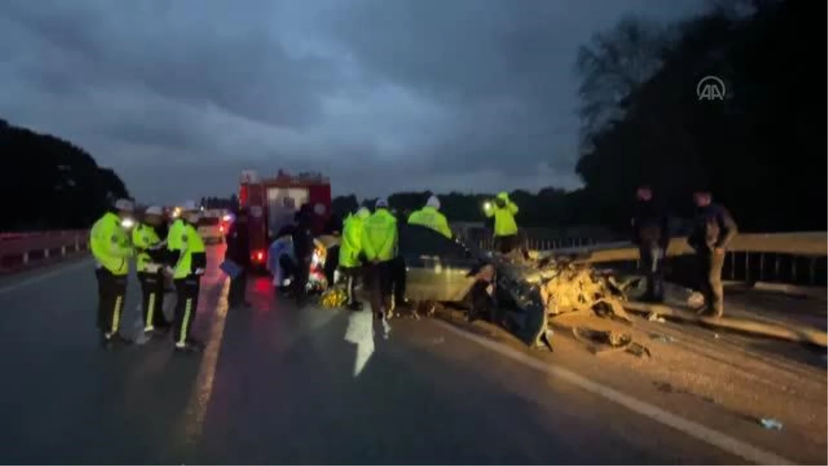 Bariyerlere çarpan otomobildeki bir kişi öldü, iki kişi yaralandı