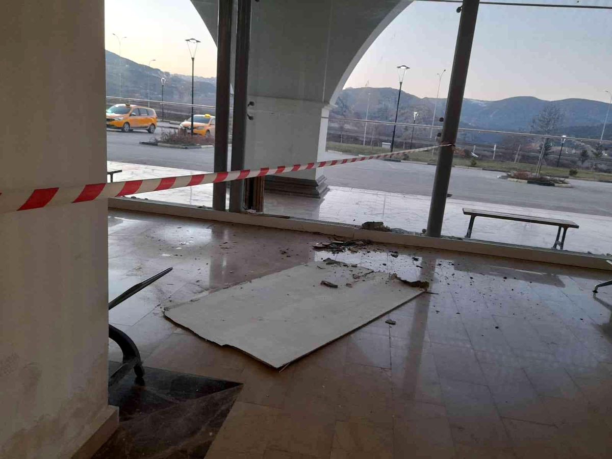 Bilecik Şehirlerarası Otobüs Terminalinin alçı tavanı çöktü