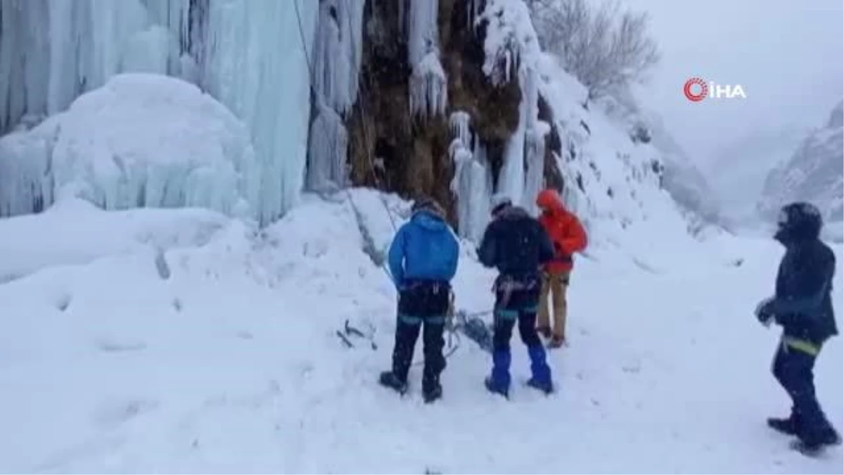 Buz tutan şelaleye tırmandılar