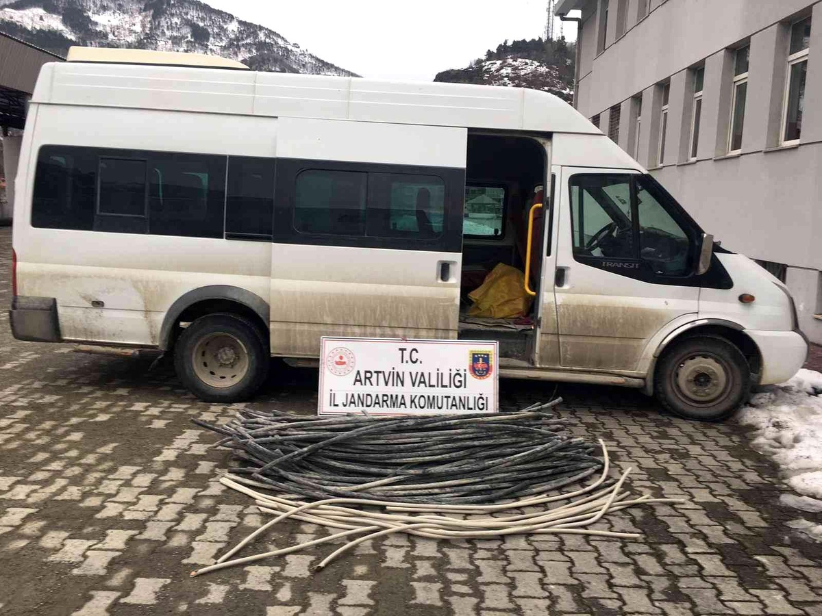 Çalıştıkları iş yerinden kablo çalan iki kişi yakalandı