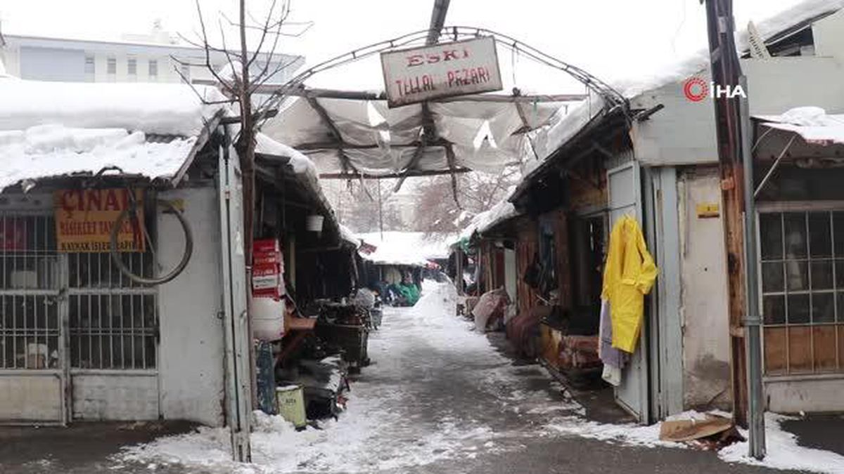 Çarşıya giren hırsızlar 150 çift ayakkabı çaldı