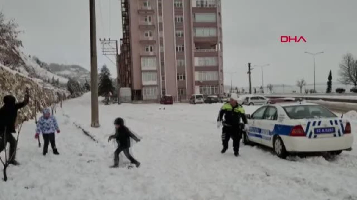 ÇOCUKLAR POLİSLE KAR TOPU OYNADI