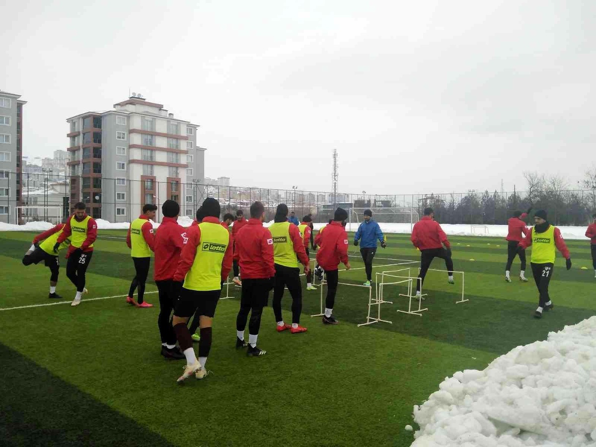 Elazığspor, Elazığ Karakoçan FK\'nın sahasında çalıştı