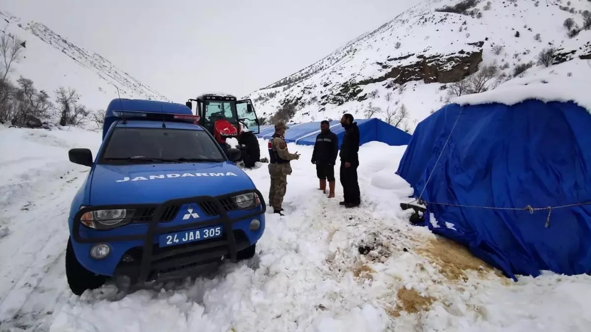 Erzincan\'da mahsur kalan vatandaşları jandarma ekipleri kurtardı