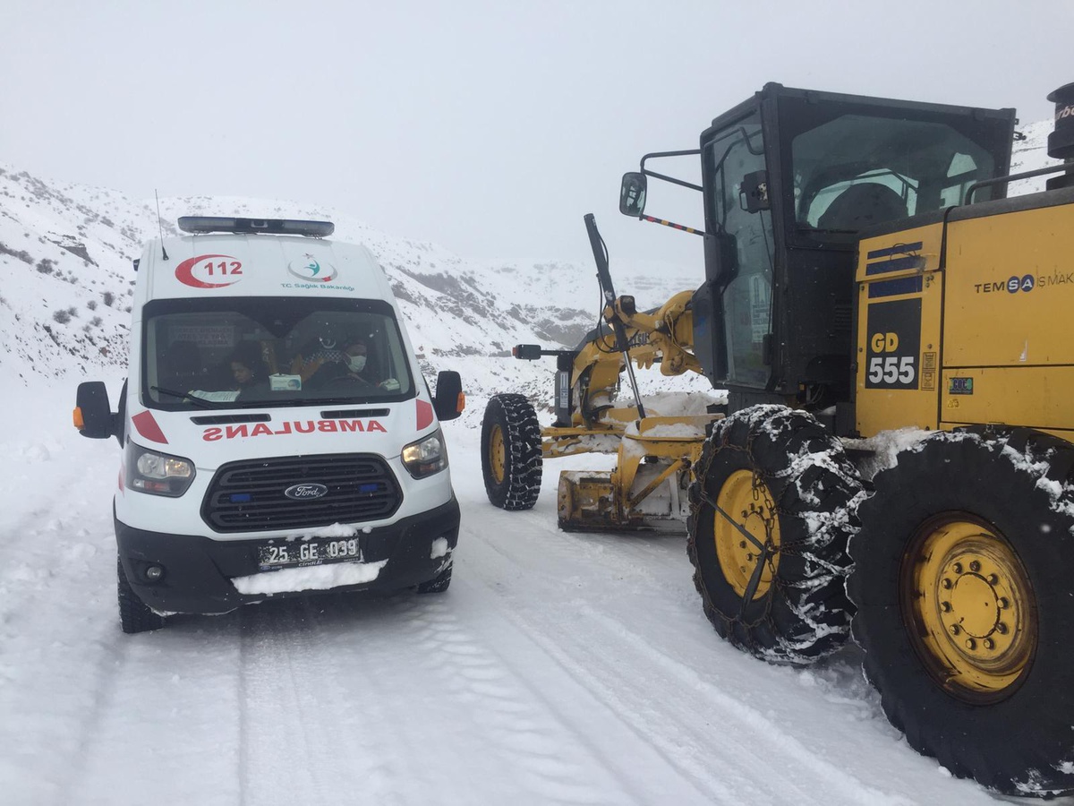 Erzurum\'da yolu kardan kapanan mahalledeki hasta için ekipler seferber oldu