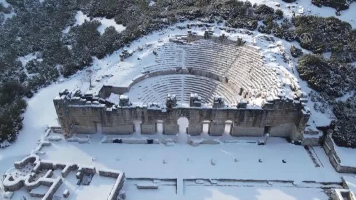 "Gladyatörler şehri" Kibyra\'nın devasa anıtsal yapıları beyaz örtüyle kaplandı