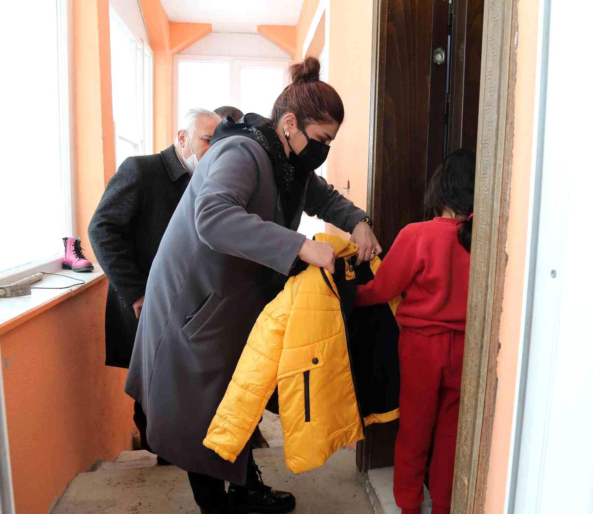 Gölbaşı Belediyesi ihtiyaç sahibi 4 bin çocuğa mont ve bot dağıttı