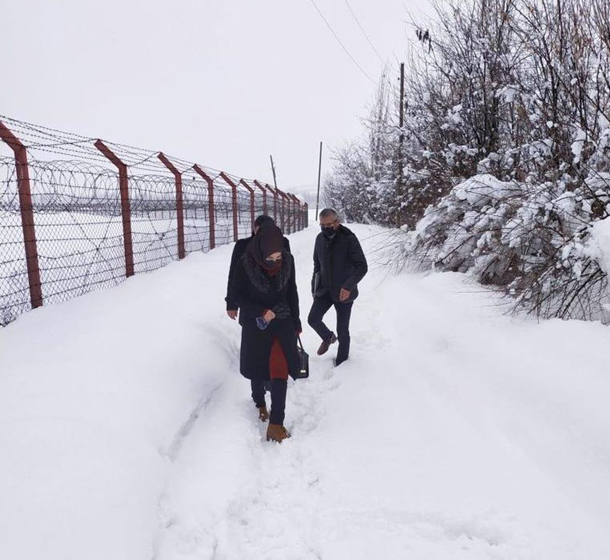 Hakim, mahkemeye gidemeyen yaşlı kadın için karlı yolları aştı