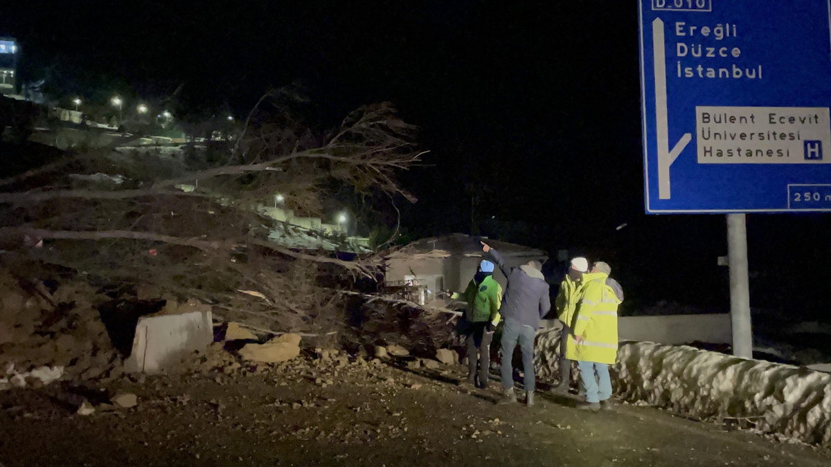 Heyelan nedeniyle kapanan Zonguldak-İstanbul kara yolu ulaşıma açıldı