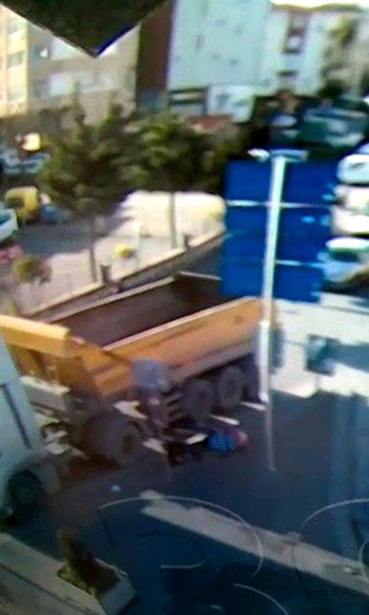 İki çocuğuyla yolun karşısına geçmeye çalışan anneyi ezen kamyon sürücüsü tutuklandı