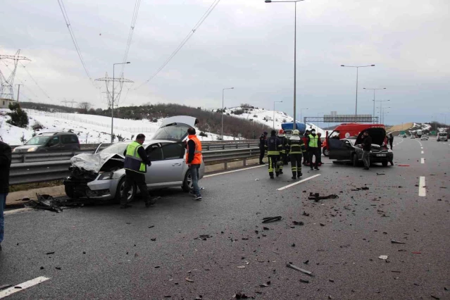 İki otomobil kazaya karıştı, otomobillerden eser kalmadı