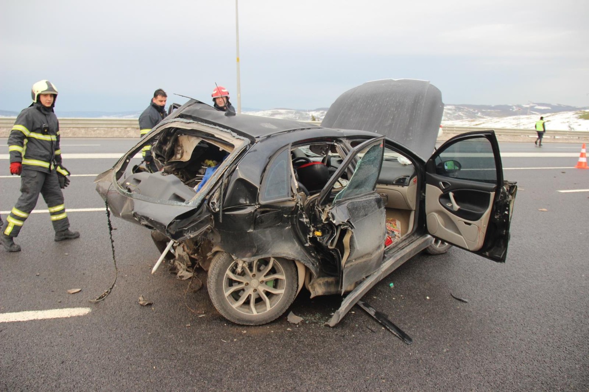 İki otomobil kazaya karıştı, otomobillerden eser kalmadı