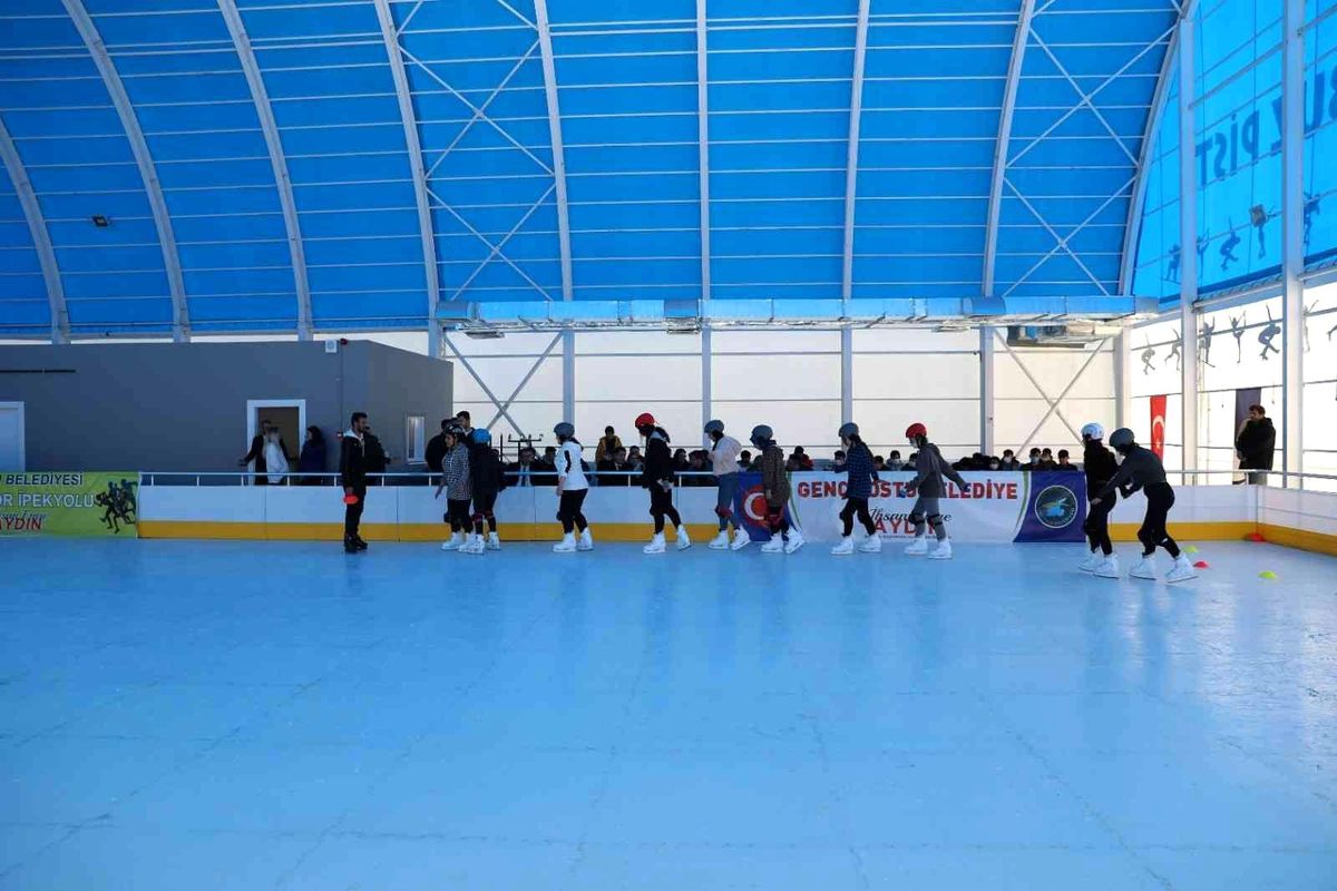 Van'da karnesini getiren öğrenciler buz pistinde eğlendi