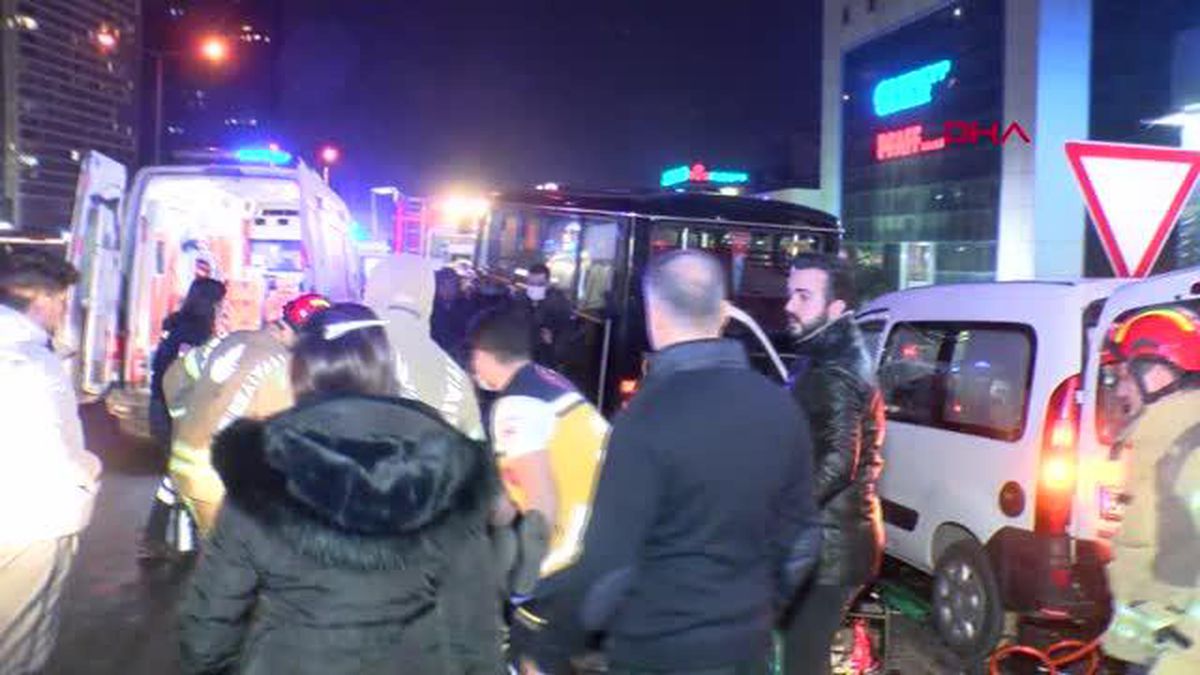İSTANBUL-KÜÇÜKÇEKMECE'DE ARIZA YAPAN MİNİBÜSE HAFİF TİCARİ ARAÇ ÇARPTI; 2'Sİ ÇOCUK, 3 KİŞİ YARALANDI