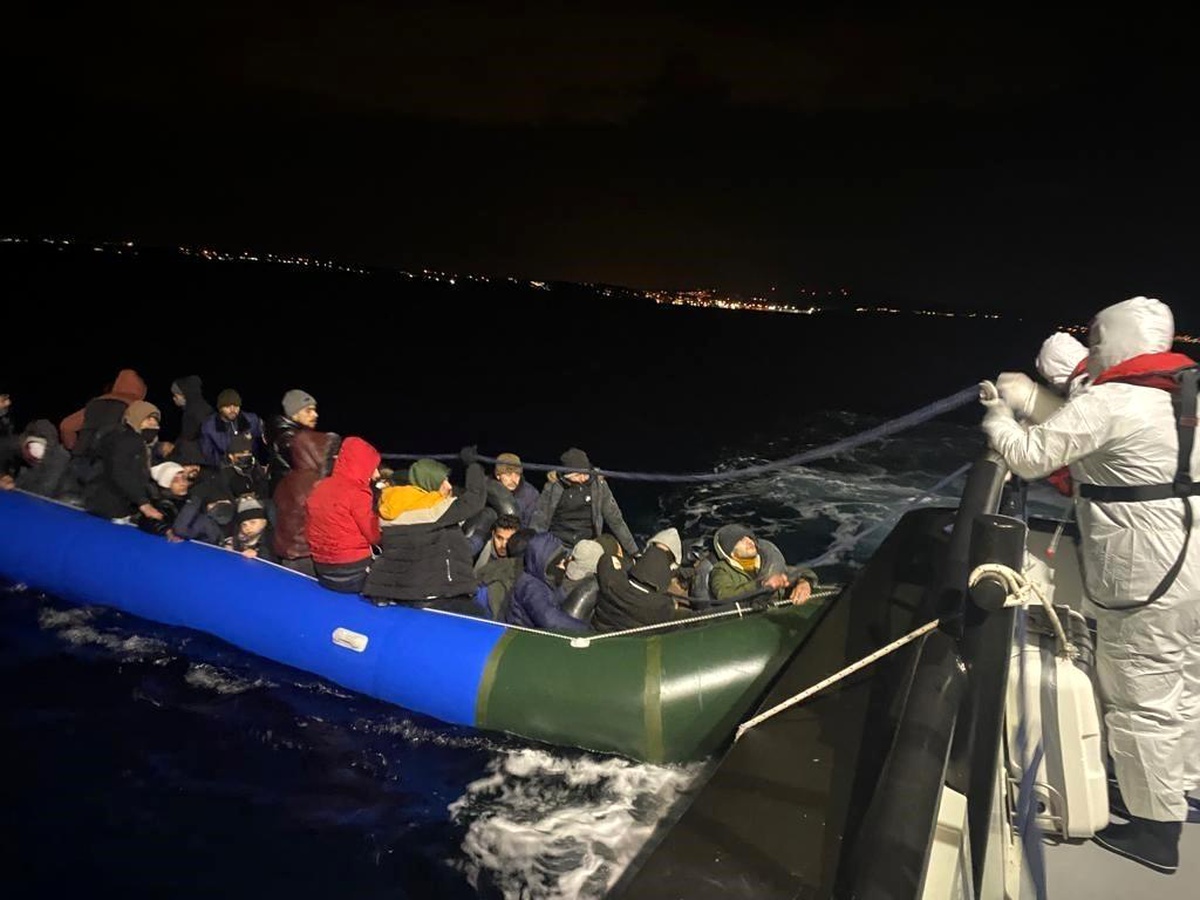 İzmir açıklarında 66 düzensiz göçmen kurtarıldı