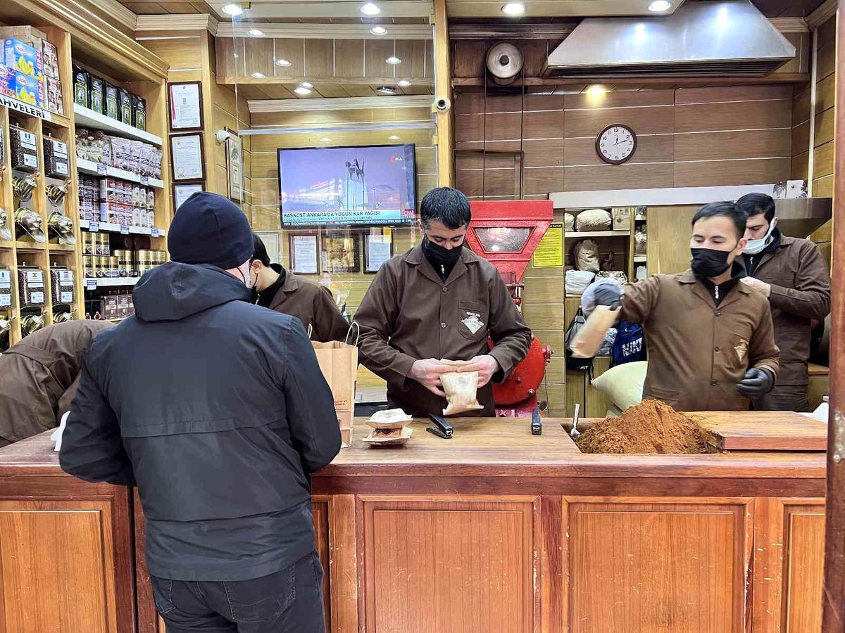 Kırk yıllık zevkimizden de olduk! Kahvenin kilosu 140 TL\'ye kadar çıkınca talep azaldı