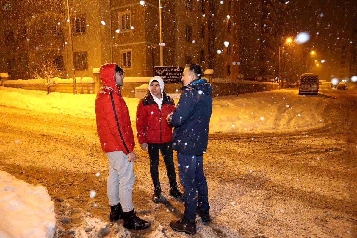 Karla mücadele ekipleri kar mesaisine hız kesmeden devam ediyor