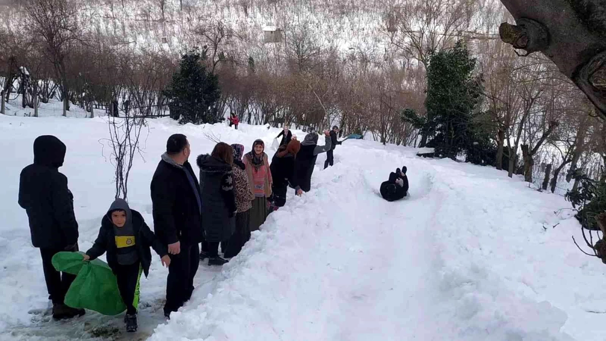 Kayak pistine çevirdikleri alanda doyasıya eğlendiler