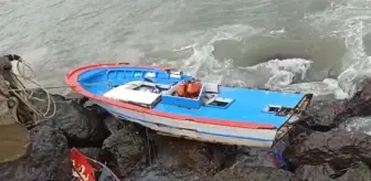 Kayığı alabora olan amatör balıkçı son anda kurtuldu