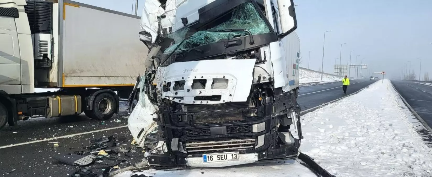 Son dakika haberleri! Kayseri\'de feci kaza, tır kağıt gibi ezildi