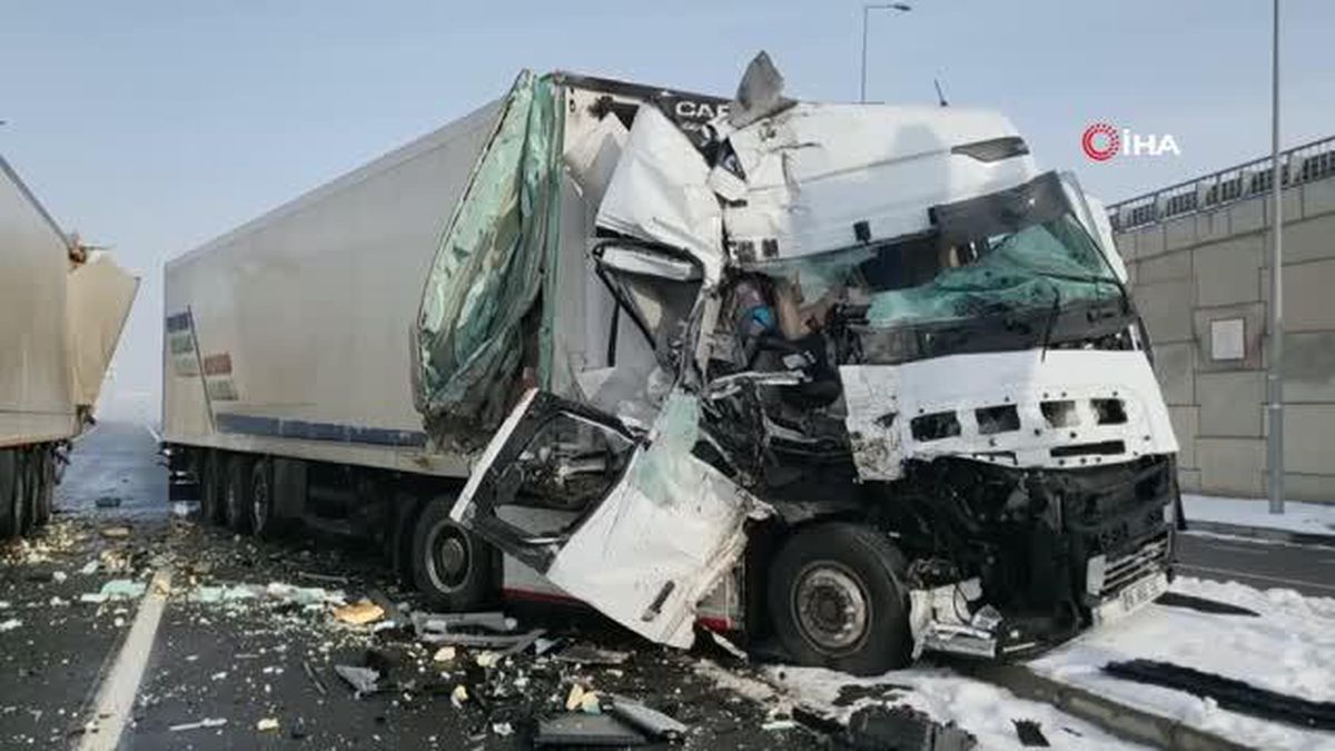 Kayseri\'de feci kaza: Tır kağıt gibi ezildi