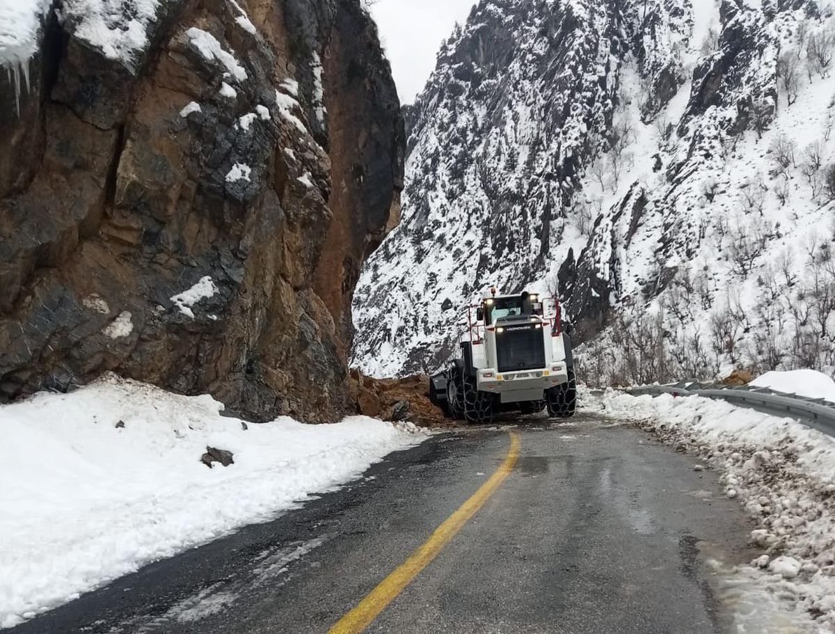 Kayseri\'de heyelan nedeniyle kapanan yol ulaşıma açıldı