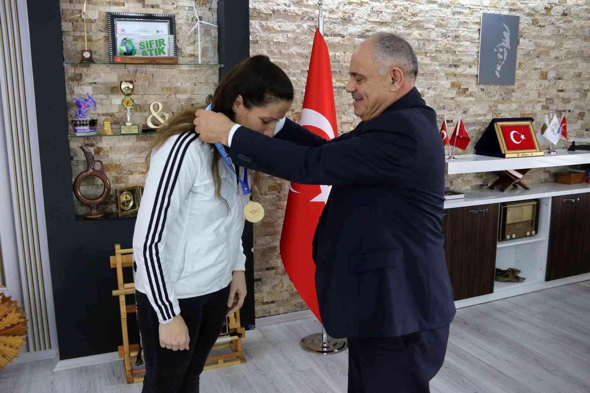 Kick Boks Türkiye Şampiyonu\'ndan Başkan Öztürk\'e ziyaret
